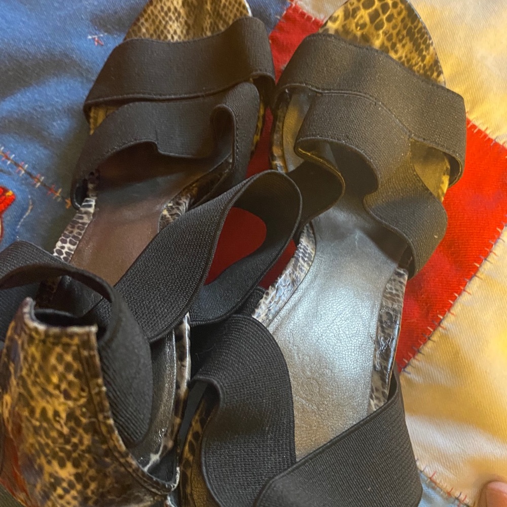 Platforms black gray cream